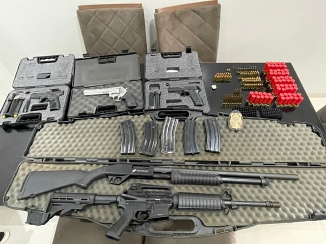 PF apreende helicóptero, armas e munições de garimpo ilegal
