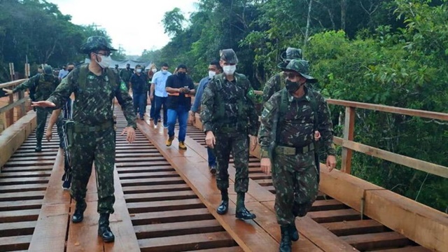 Bolsonaro vira meme após inaugurar ponte de madeira
