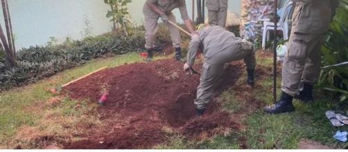 Filho mata enterra mãe viva no quintal de casa