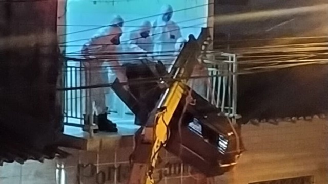 Corpo de homem é retirado de quarto com ajuda de guincho
