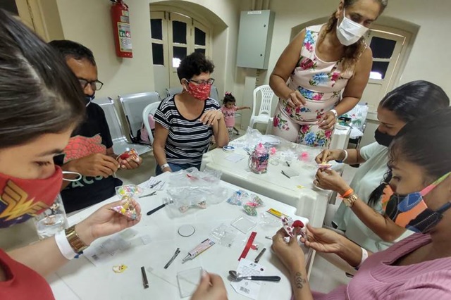 Familiares de pacientes renais da Santa Casa participam de oficina de produtos artesanais