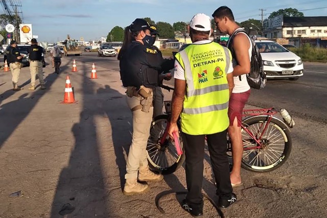 Detran e PRF orientam ciclistas sobre riscos de acidentes de trânsito