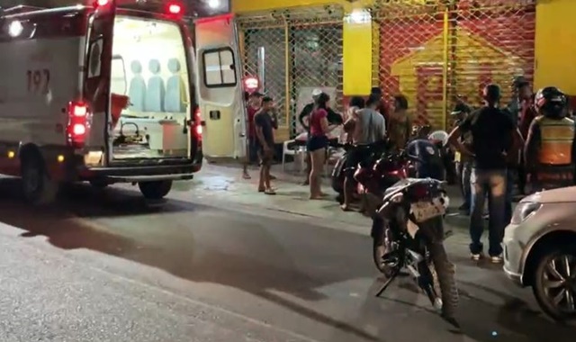 Mulher fica ferida em acidente grave com motocicleta em Manaus