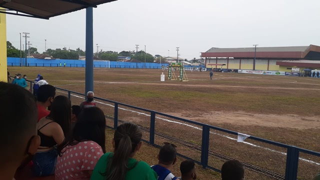 Prefeito de Lábrea, vira chacota nas Redes Sociais depois de inaugurar reforma de Estádio somente com pintura de tinta a base D’água