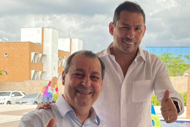 Hipocrisia: Omar Aziz e Marcelo Ramos celebram festa sem máscara e sem distanciamento. Para eles, tudo é permitido