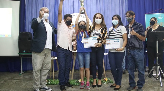 Alunos da rede municipal de ensino recebem premiação do concurso de produção textual