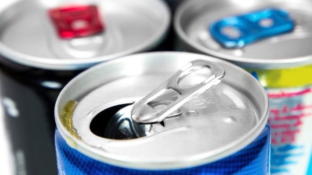 Jovem é internada após ingerir 12 latas de Red Bull