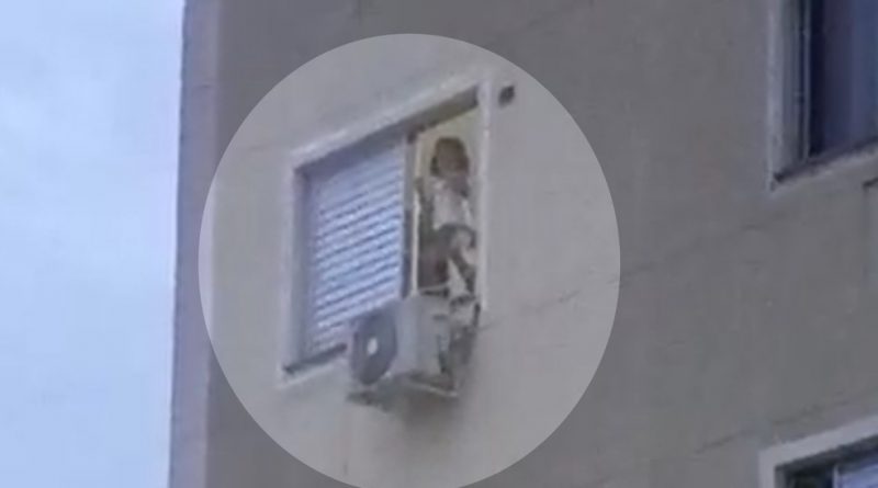 Crianças são filmadas brincando em pé em janelas de apartamentos de prédios em Goiânia; vídeos