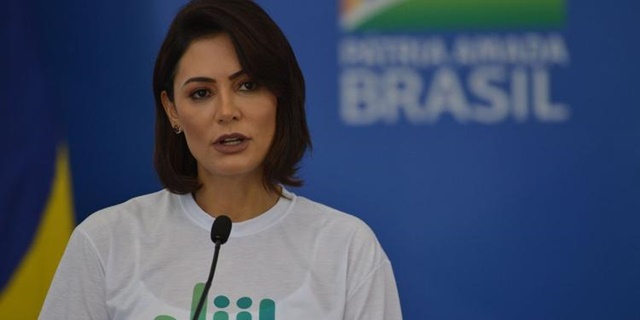 Michelle Bolsonaro agiu para auxiliar amigos em empréstimos da Caixa, diz revista