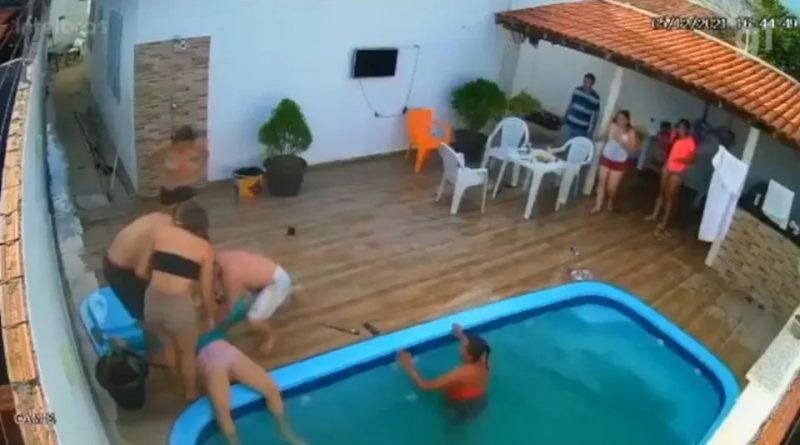 Sugada por ralo de piscina, garota de 13 anos é salva após dois minutos submersa; veja o vídeo