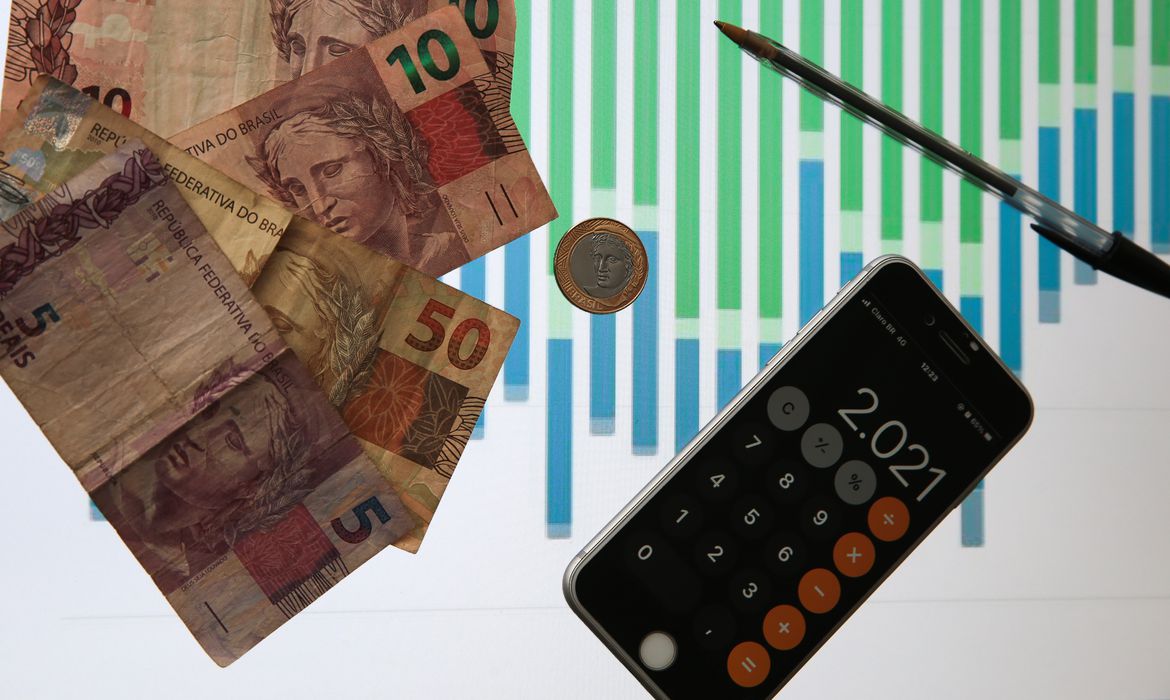 MP cria verbas para pagar Auxílio Brasil de R$ 400 em dezembro