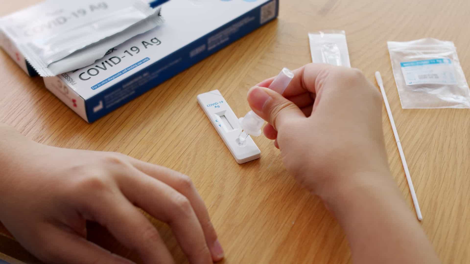 Anvisa deve liberar uso de autoteste de Covid no Brasil na sexta.