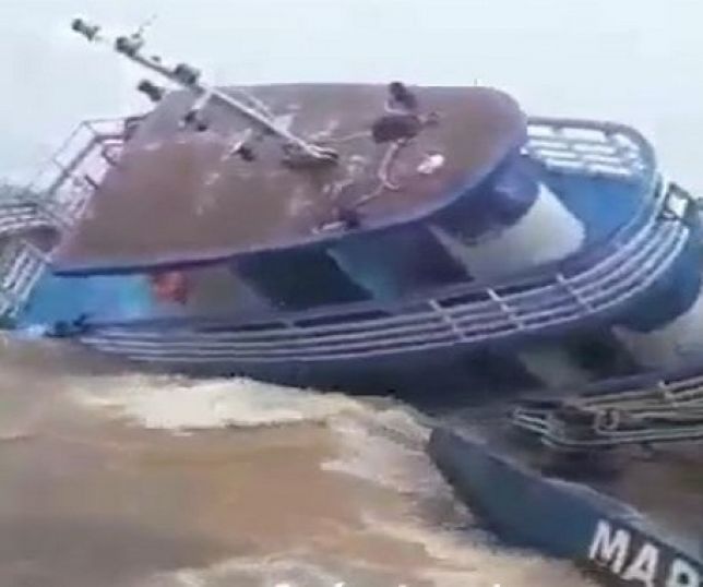 Chuvas e ventos fortes provocam naufrágio de barco empurrador no Rio Madeira na manhã desta sexta-feira. Veja Vídeo: