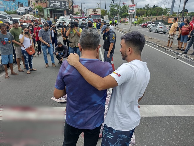 Idosa morre atropelada por motociclista na Avenida Rodrigo Otávio