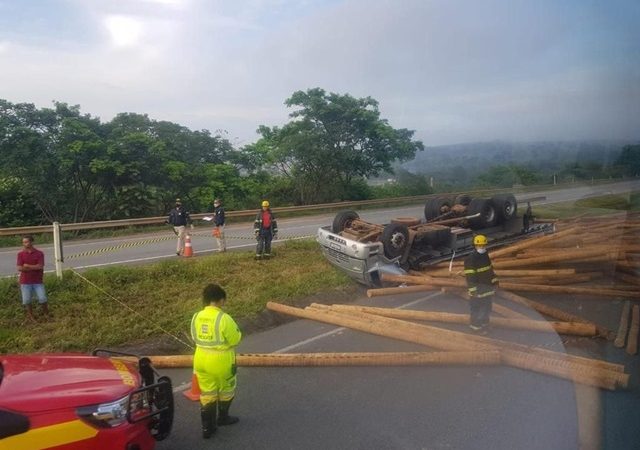 Motorista morre em capotamento de carreta.