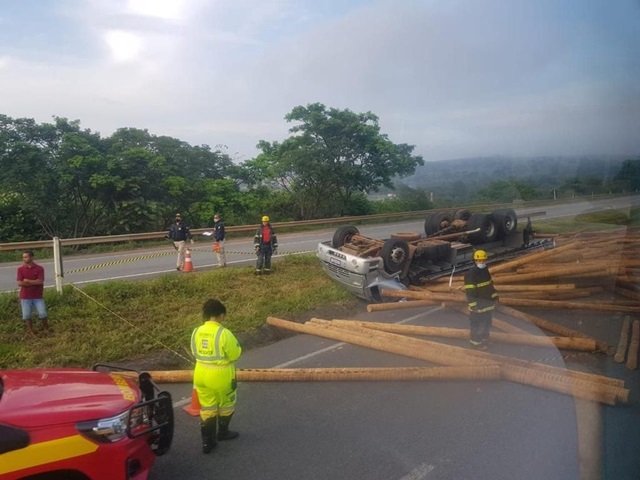Motorista morre em capotamento de carreta.