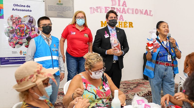 Prefeitura de Manaus oferta oficina de artesanato às mulheres da zona Centro-Oeste