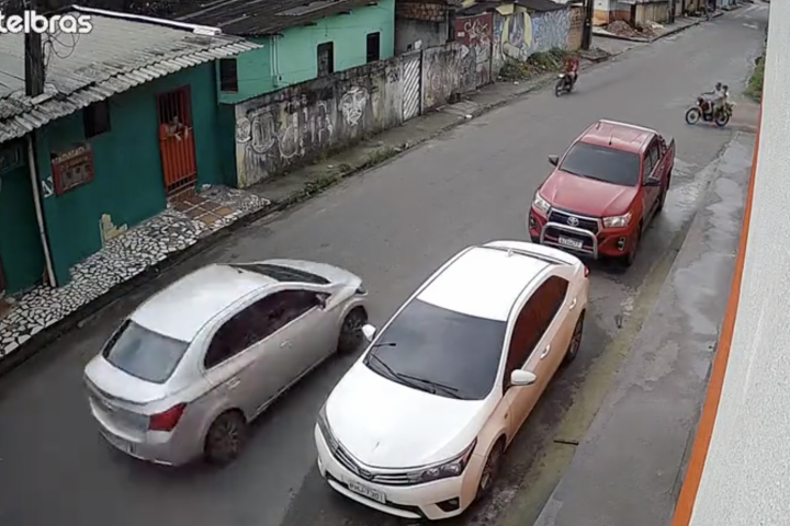 Homem e criança são brutalmente atropelados na Zona Leste de Manaus; Assista