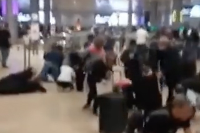 Passageiro gera pânico e correria em aeroporto ao tentar levar bomba para outro país; veja vídeo