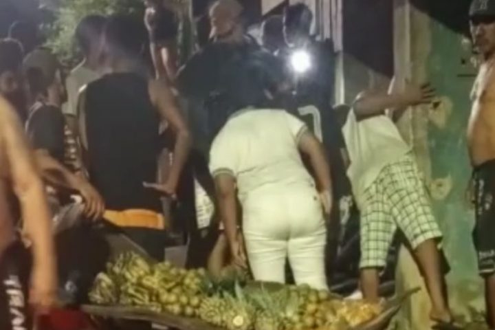 Jovem tem o corpo crivado de balas enquanto estava na casa da sogra; veja vídeo