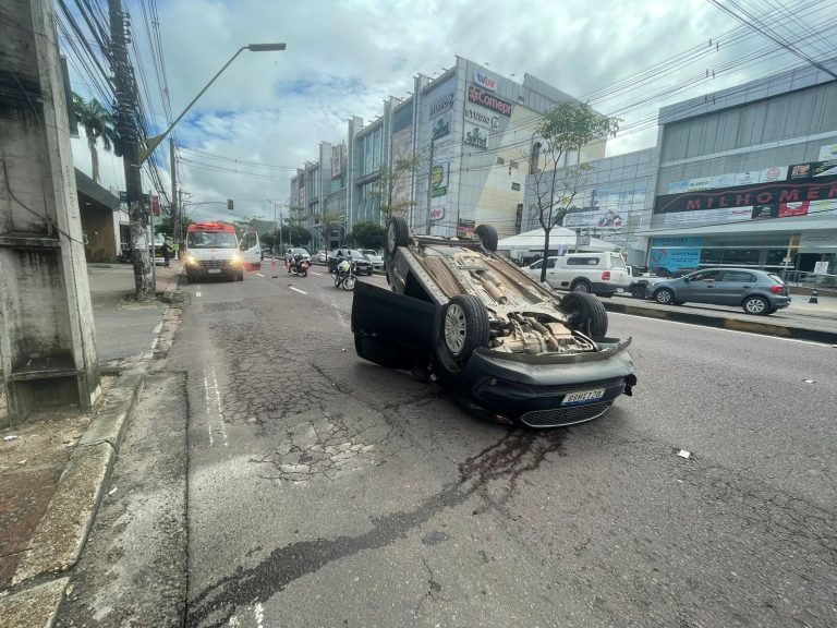 Em alta velocidade, veículos se chocam e causam grave acidente na Djalma Batista
