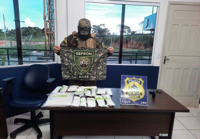 Franceses são presos em rodovia do AC com mais de 3 quilos de cocaína escondidos em forro de mochilas