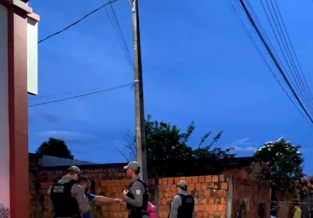 Homem é assassinado a tiros enquanto conversava com tio em frente de igreja.