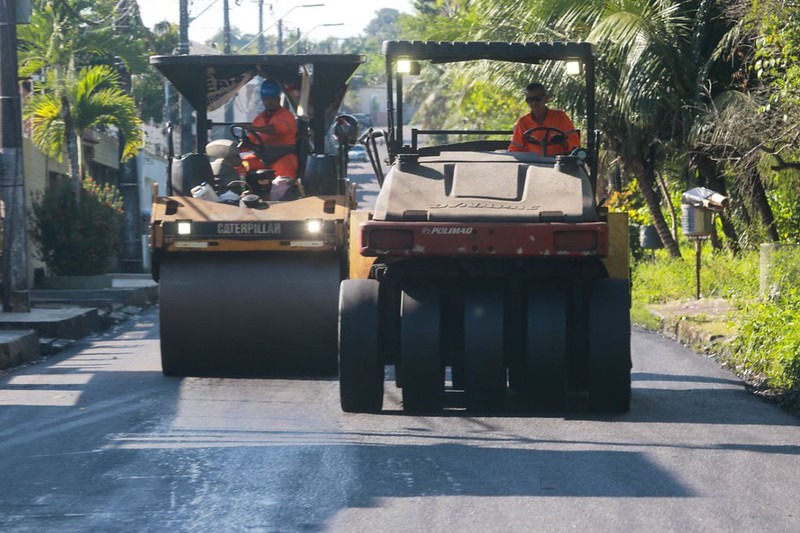 Prefeitura de Manaus recupera vias no conjunto Flamanal