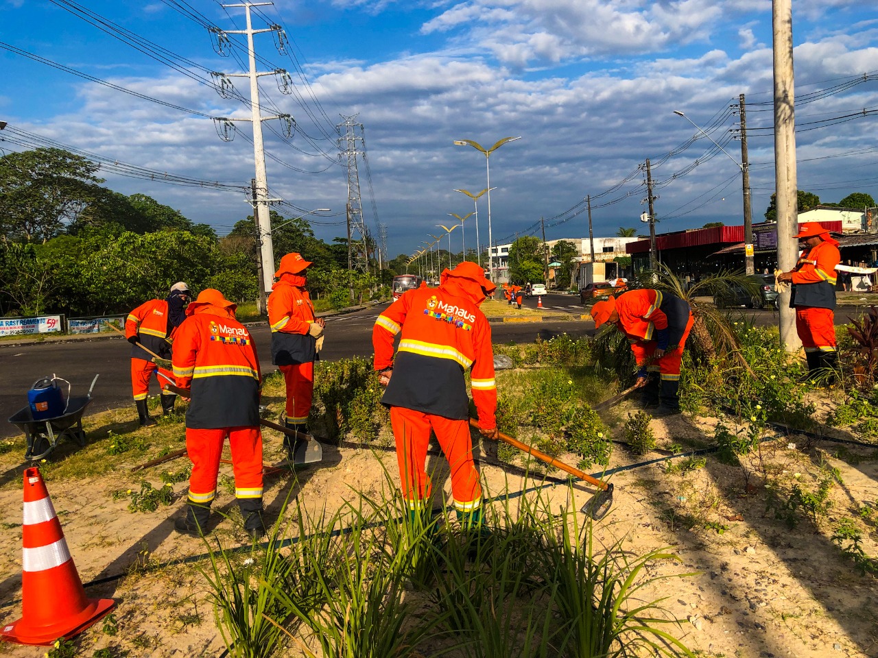 Prefeitura de Manaus realiza grande ação de limpeza na alameda Alphaville
