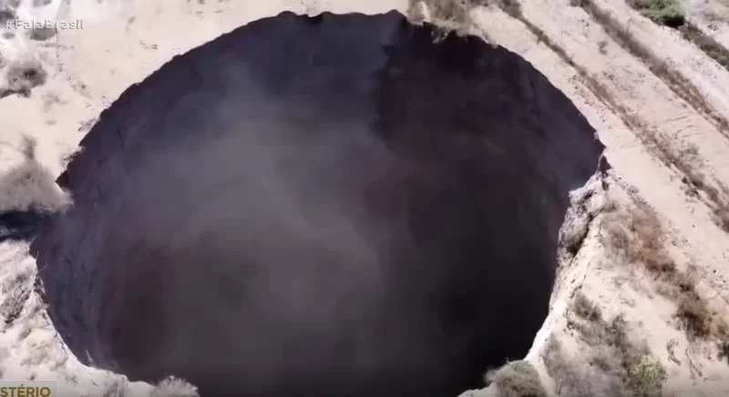 Assustador: Buraco gigante aparece no meio do Deserto do Atacama