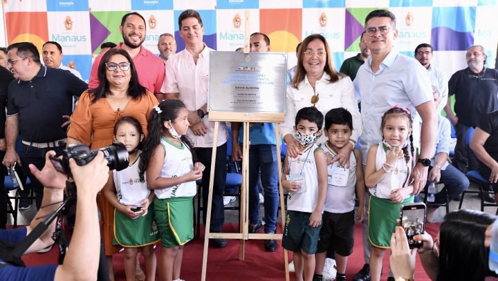 Prefeito David Almeida participa da reinauguração de escola escola no Zumbi e destaca marca de 167 unidades reformadas em um ano e meio de gestão