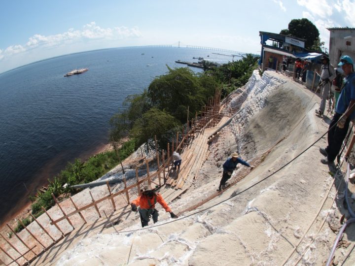 Equipes de obras da Prefeitura de Manaus utilizam técnicas de rapel para conter erosão